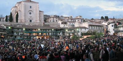 Gente viendo la Pasión de Chinchon