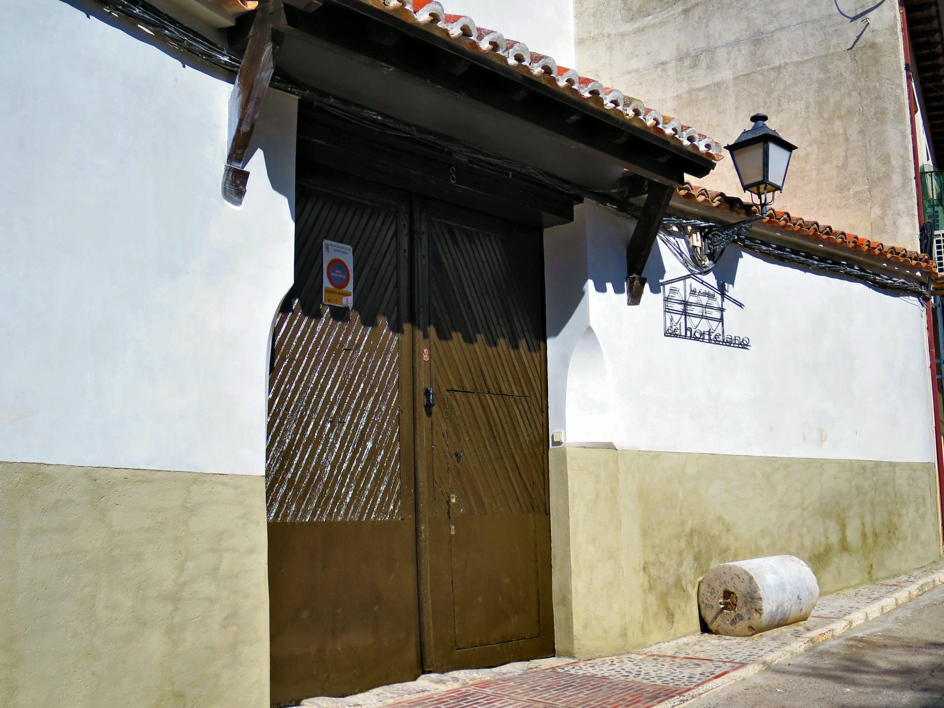 Entrada y aparcamiento privado de Casa del Hortelano en Chinchón